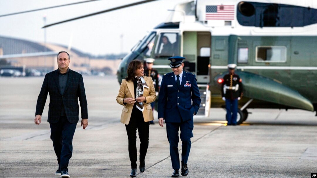 La vicepresidenta Kamala Harris y su esposo, Doug Emhoff, llegan para abordar un avión para partir de la base de la Fuerza Aérea Andrews, Maryland, el 16 de noviembre de 2022, en ruta a Tailandia para la Cumbre de Cooperación Económica de Asia y el Pacífico.