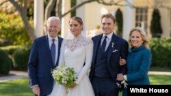 La Casa Blanca compartió esta foto de los novios Naomi Biden y Peter Neal junto a la pareja presidencial. 