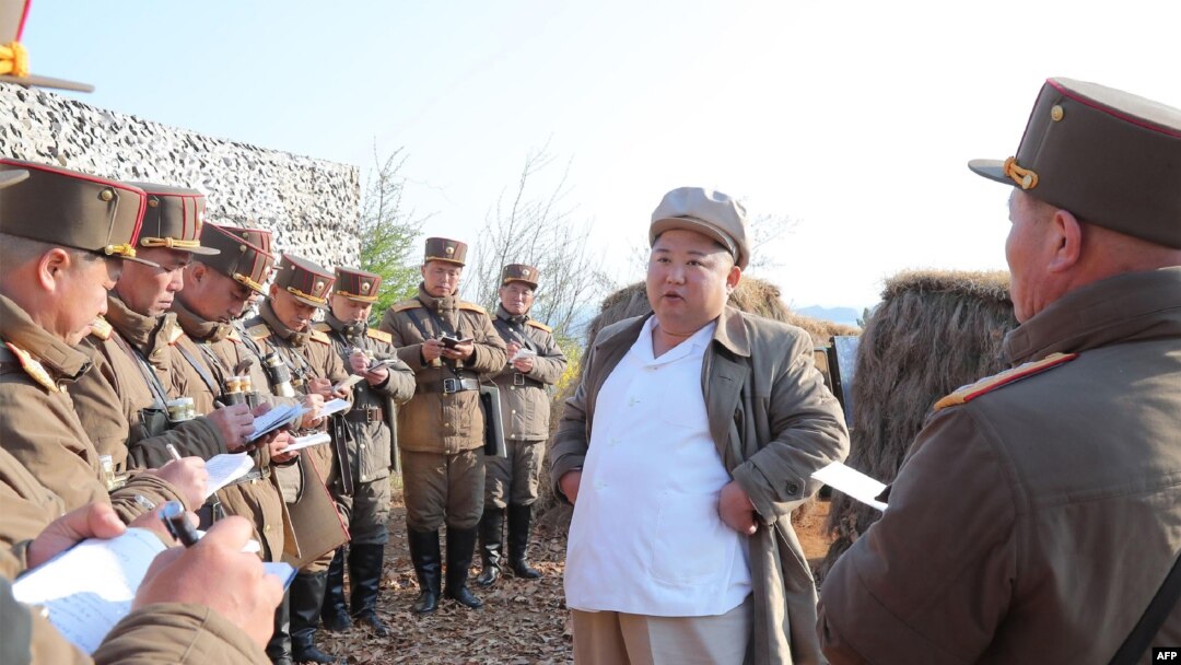 김정은 북한 국무위원장이 인민군 군단별 박격포병구분대의 포사격 훈련을 지도했다며 지난 10일 관영 조선중앙통신이 공개한 사진.