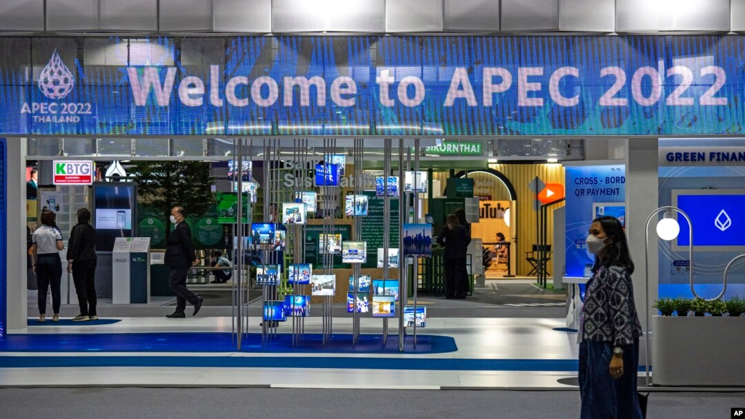 Una mujer pasa frente a la sede de la próxima Cooperación Económica Asia-Pacífico (APEC) en Bangkok, Tailandia, el 15 de noviembre de 2022.