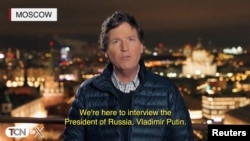 La personalidad de los medios estadounidenses Tucker Carlson habla sobre su entrevista con el presidente ruso Vladimir Putin en Moscú, Rusia, en esta imagen de un video publicado el 6 de febrero de 2024. (Tucker Carlson Network vía Reuters)
