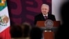 El presidente de México, Andrés Manuel López Obrador, habla durante su conferencia de prensa matutina en el Palacio Nacional en la Ciudad de México, el 29 de enero de 2024. Cientos de periodistas han sufrido la filtración reciente de datos personales.