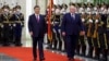 资料照片: 2023年3月1日白俄罗斯总统亚历山大·卢卡申科和中国国家主席习近平在北京人民大会堂举行的欢迎仪式上检阅仪仗队。