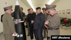 视频截图显示朝鲜领导人金正恩在一个没有披露的地点视察核弹头。（2023年3月28日）