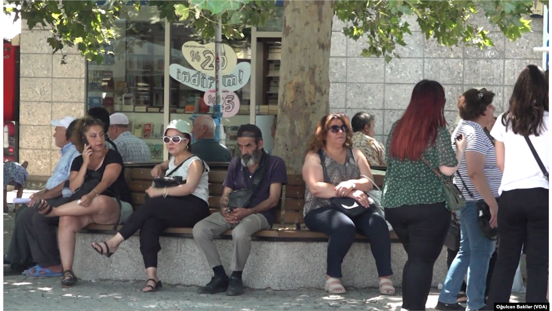 İzmirliler gölgede serinlemeye çalışıyor