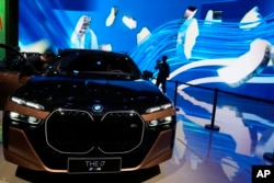 资料照：2023年上海车展上展出的德国BMW i7 M70L车型。（2023年4月19日）
