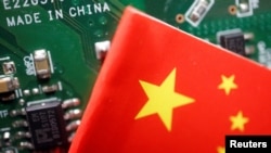 半导体芯片与中国国旗图示