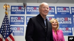 El presidente Joe Biden espera para hablar mientras la primera dama Jill Biden observa en la sede de la campaña de Biden en Wilmington, Delaware, el sábado 3 de febrero de 2024.