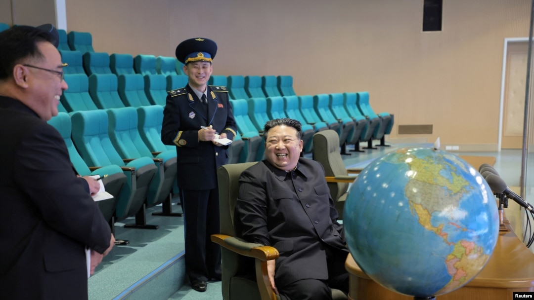 在朝中社2023年11月25日發布的這張照片中，北韓領導人金正恩訪問美國國家航空航天技術局視察偵察衛星的準備情況，並觀看諜衛星拍攝的照片。 （路透社照片）