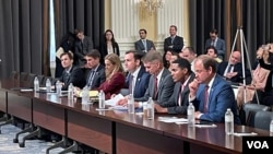 美國國會眾議院中國特設委員會2023年7月19日針對美國對華貿易和經濟政策邀請專家學者召開辯論會，圖為負責進行辯論會支持和提問的兩黨議員。（美國之音記者李逸華攝）