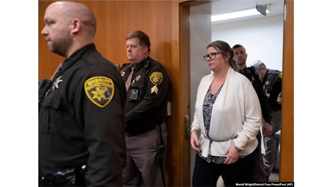 Jennifer Crumbley entra a la sala del tribunal de la jueza Cheryl Matthews del condado de Oakland antes de ser declarada culpable de cuatro cargos de homicidio involuntario el 6 de febrero de 2024 en Pontiac, Michigan, EEUU. (Mandi Wright/Detroit Free Press vía AP, Pool)