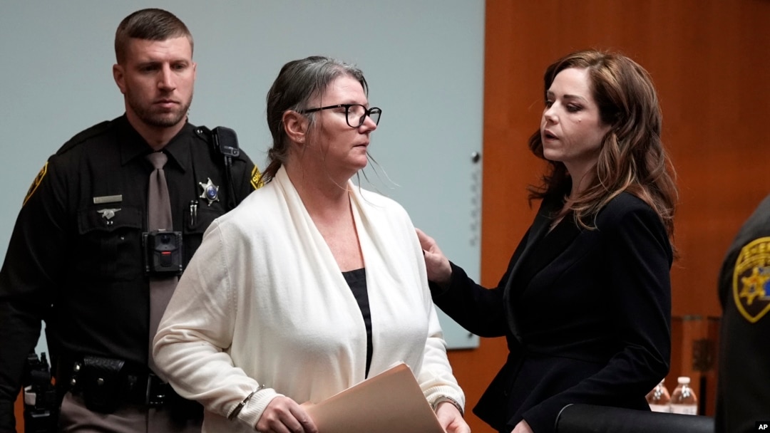 Jennifer Crumbley mira a su abogada Shannon Smith mientras la escoltan, el 5 de febrero de 2024, en Pontiac, Michigan, EEUU.