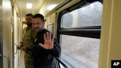 乘火車離開蘇梅州返回基輔的烏克蘭總統澤連斯基在接受美聯社採訪後揮手告別。(2023年3月28日)