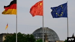 资料照：中国、德国和欧盟旗帜在德国柏林国会大厦外飘扬。
