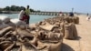 Sacos com castanha de caju no Porto de Bandim, Bissau, Guiné-Bissau