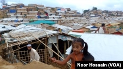 Watoto wawili wa Rohingya wakiwa katika kambi ya wakimbizi isiyokuwa na miundombinu na chafu katika mji wa Cox's Bazar, Bangladesh, Juni 9, 2023. (Noor Hossain/VOA)