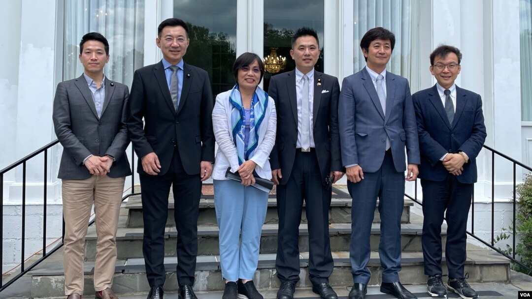 “台美國會議員聯誼會”代表團在華盛頓雙橡園合照，左起何志偉、江啟臣、劉世芳、陳以信、蔡適應及鄭正鈐。(2023年7月14日，美國之音鍾辰芳拍攝）