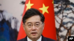 资料照片：中国外交部长秦刚2023年5月23日在北京与荷兰外长霍克斯特拉会晤后出席了联合新闻发布会。（美联社照片）
