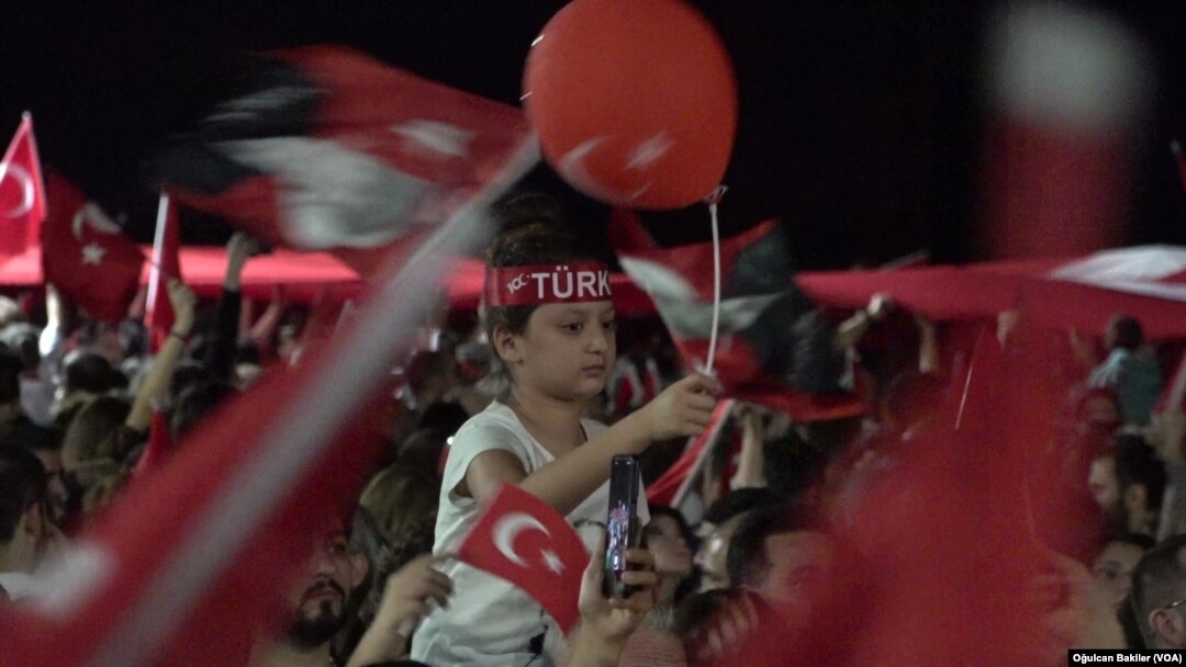 Türkiye Cumhuriyeti’nin kuruluşunun 100’üncü yıldönümü dolayısıyla İzmir’de de coşkulu kutlamalar düzenlendi