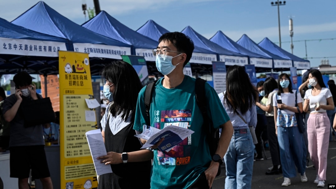 中國年輕人參加北京的一個招聘會（2022年8月26日）