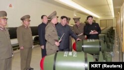 視頻截圖顯示b北韓領導人金正恩在一個沒有披露的地點視察核彈頭。（2023年3月28日）