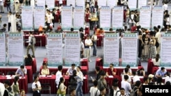 中国安徽省大学毕业生在合肥市举行的一个招聘会上寻找工作。（2023年9月4日）