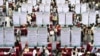 中国安徽省大学毕业生在合肥市举行的一个招聘会上寻找工作。（2023年9月4日）