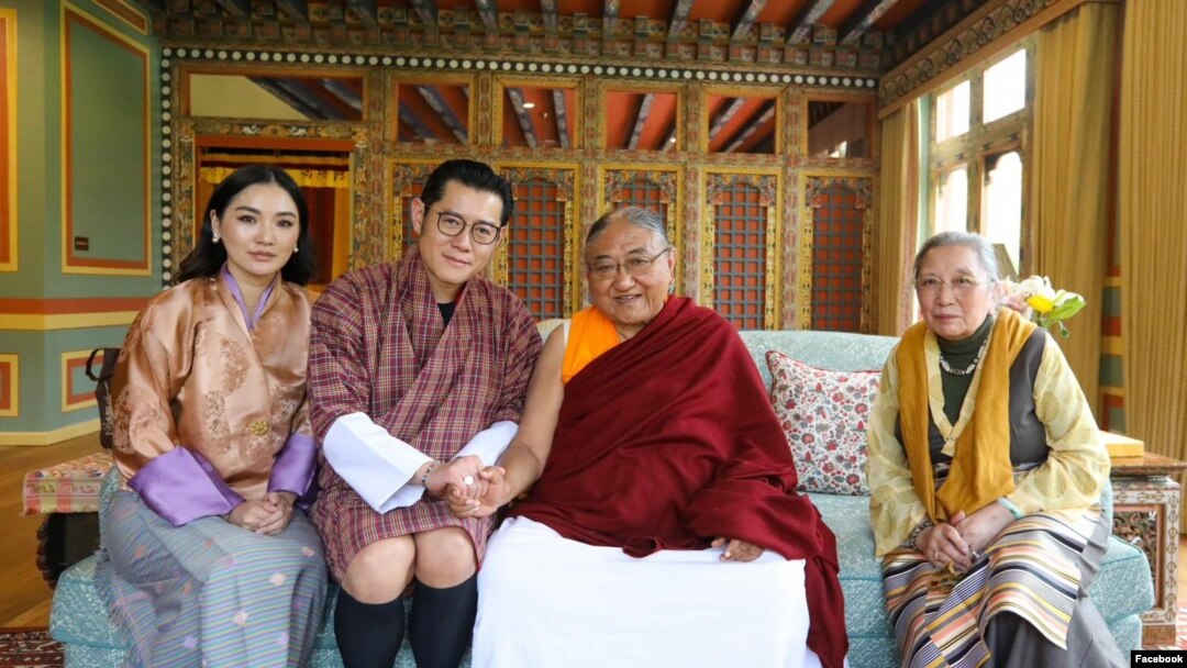 ཕྱི་ཟླ་༤་པའི་ཚེས་༡༥་ཉིན་འབྲུག་རྒྱལ་པོ་འཇིགས་མེད་གེ་སར་རྣམ་རྒྱལ་དབང་ཕྱུག་དང་བཙུན་མོ་གཉིས་ཀྱིས་དགུང་གྲངས་༧༨་ལ་ཕེབས་པའི་ས་སྐྱ་ཁྲི་ཆེན་རིན་པོ་ཆེ་དང་བདག་མོ་བཀྲ་ཤིས་ལྷ་སྐྱིད་སོགས་སྐུ་འཁོར་རྣམས་ལ་མཇལ་འཕྲད་གནང་འདུག (Photo: Pawo Choyning Dorji Facebook)