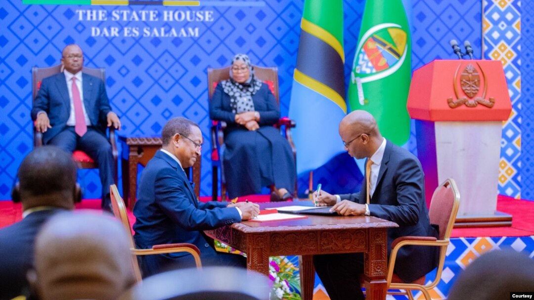 Viongozi wakishuhudia utiaji saini mkataba katika sekta ya uwekezaji na biashara