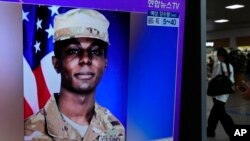 韩国首尔一个火车站内正在播放美国士兵金的新闻。(2023年7月24日）