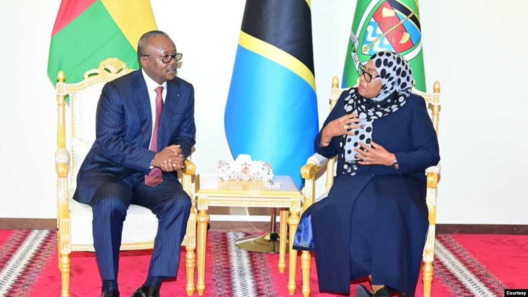Rais wa Guinea Bissau Umaro Sissici Embalo (L) na Rais wa Tanzania Samia Suluhu Hassan