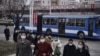 资料照片：2024年3月25日，走在朝鲜平壤凯旋门附近的一条街道上的人们。(法新社照片)