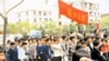 资料照：八九学潮开始后，复旦大学的学生在上海游行。（夏明提供照片）