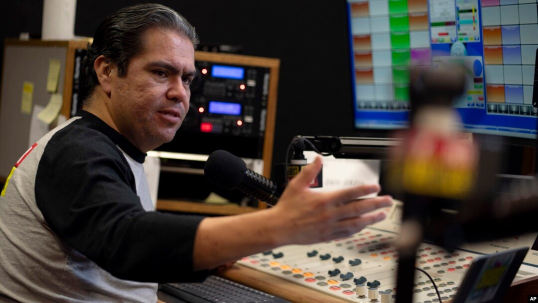 El presentador Tony "El Tigre" Arias habla durante una transmisión en el de La Campesina, una cadena de radio en español, en Phoenix, el 21 de marzo de 2024. 