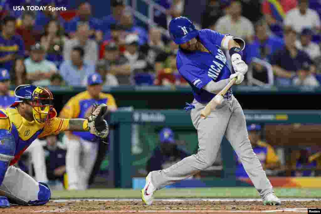 El nicaragüense Alex Blandino (10) pega un doblete en el tercer inning ante Venezuela.