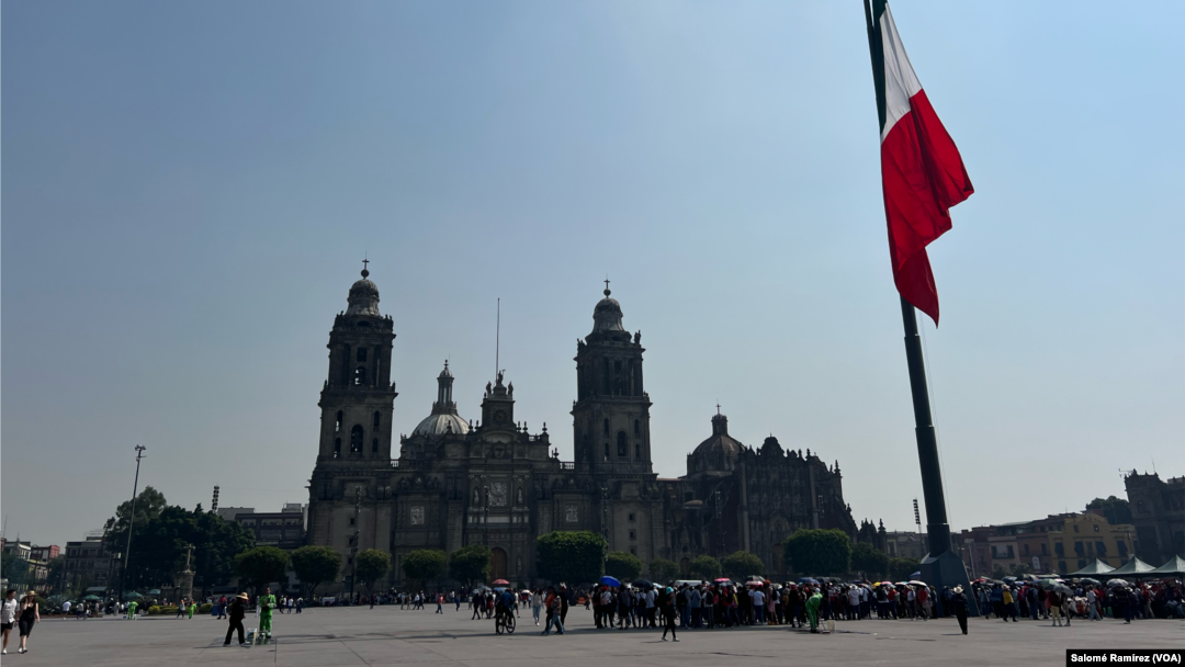 Ciudadanos caminan por el Zócalo de la Ciudad de México el 30 de mayo de 2024.
