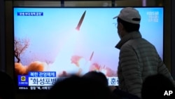 2023年3月10日在韩国首尔火车站，一个电视新闻节目显示朝鲜发射导弹的画面。朝鲜官方媒体周五称，朝鲜领导人金正恩视察了一场模拟袭击韩国的炮兵演习。