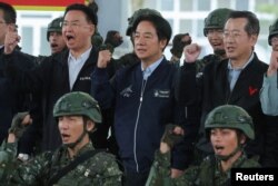 台灣總統賴清德視察花蓮一處軍事基地時與國軍官兵在一起。 （2024年5月28日）