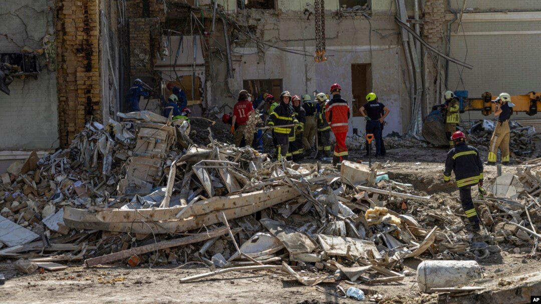 Los trabajadores de rescate limpian los escombros en el lugar del hospital infantil Okhmatdyt alcanzado por misiles rusos un día antes, en Kiev, Ucrania, el 9 de julio de 2024.
