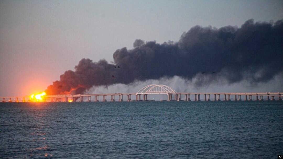 連接俄羅斯和克里米亞半島的刻赤海峽大橋被炸起火，濃煙滾滾。（資料照- 2022年10月8號）