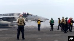 美日韓三國在東中國海舉行聯合海軍軍演，一架F-18E 戰鬥機正準備從美國海軍西奧多·羅斯福號航空母艦上起飛。 (2024年4月11日)