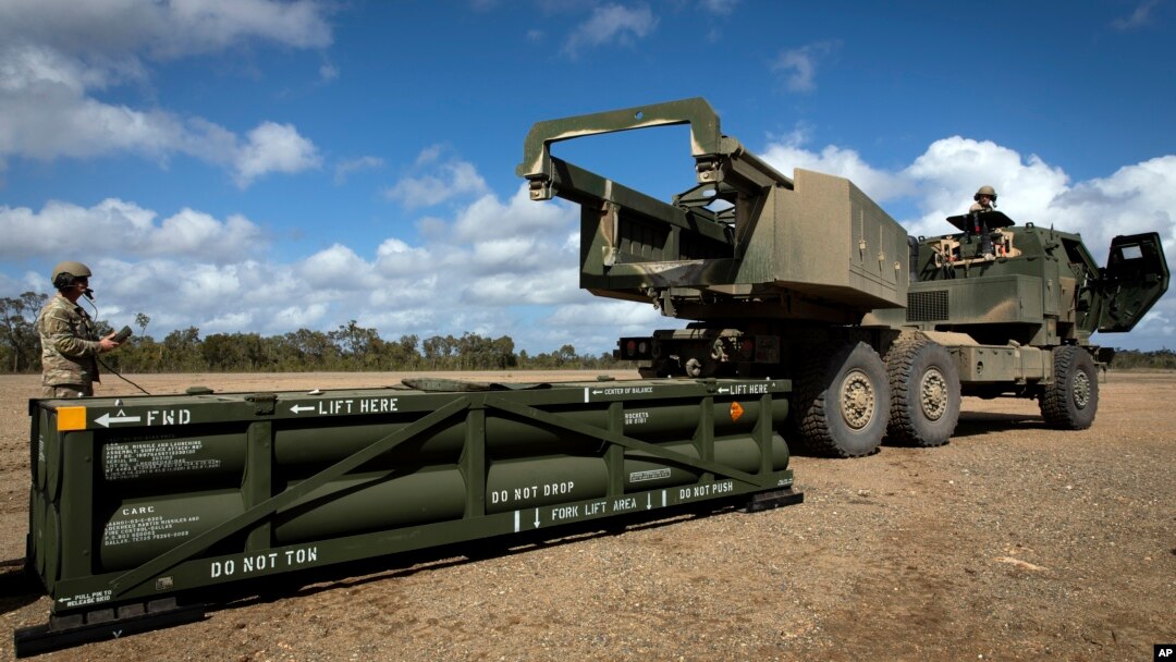 En esta imagen proporcionada por el ejército de EEUU, un soldado prepara la grúa para cargar el sistema de misiles tácticos del Ejército en el sistema de cohetes de artillería de alta movilidad (HIMARS) el 26 de julio de 2023. 