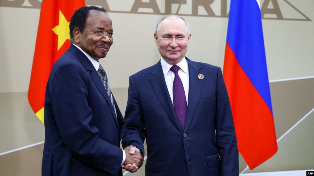 Rais wa Cameroon Paul Biya alipokutana na rais wa Russia Vladimir Putin wakati wa mkutano wa pili wa Russia na Afrika huko Saint Petersburg Julai 28, 2023. Picha na Artem Geodakyan / AFP.