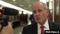 美國國會共和黨籍參議員吉姆·里施接受美國之音記者採訪。 （美國之音資料照片）