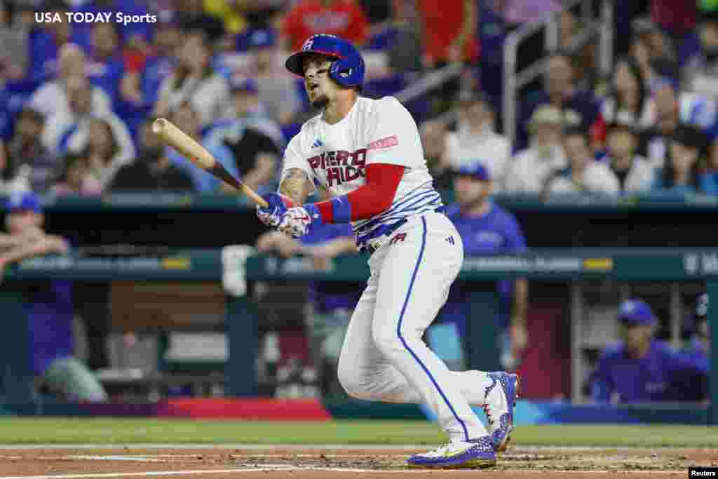 El segunda base de Puerto Rico Javier Báez (9) conecta un doble de dos carreras durante la primera entrada contra Israel en LoanDepot Park.
