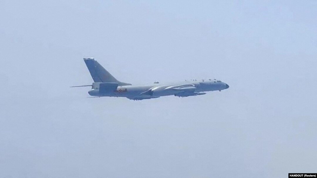 中國人民解放軍東部戰區空軍的一架飛機在一處未公開的地點參加戰備巡邏和環台 “聯合利劍”演習。 （資料照片：2023年4月8日）