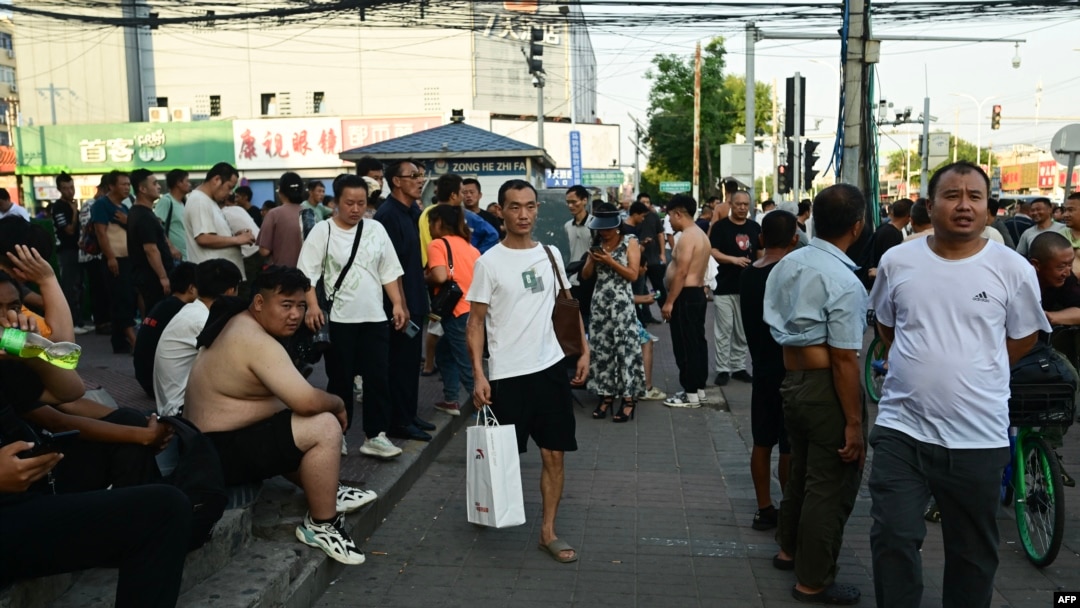 聚集在北京一處勞工人力市場上尋找日結薪水工作的工人。(2023年8月15日)
