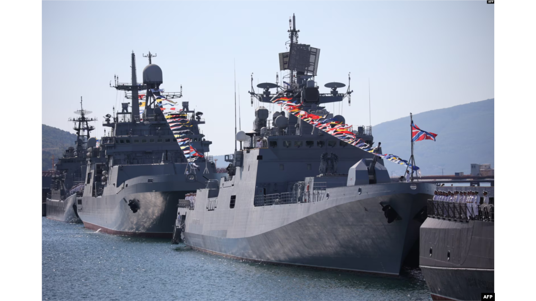 2023年7月停泊在新羅西斯克港口的俄羅斯軍艦。