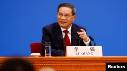 资料照：中国总理李强在北京人大会堂参加全国人大闭幕式后在记者会上讲话。（2023年3月13日）
