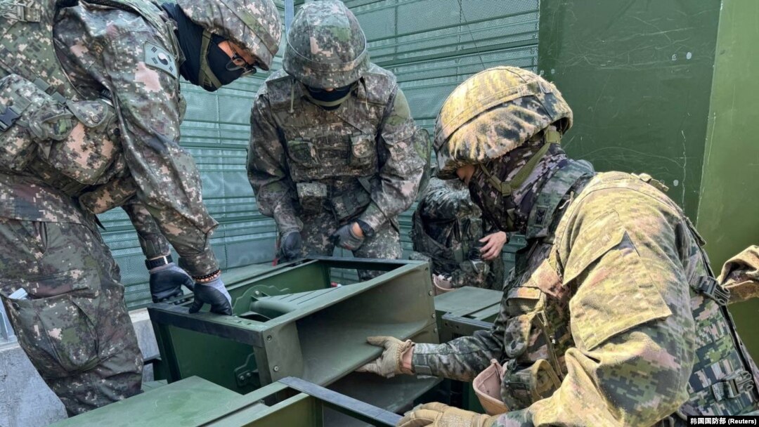 南韓國防部2024年6月9日發布照片顯示，南韓士兵在南北韓非軍事區附近安裝向北韓宣傳的高音喇叭。